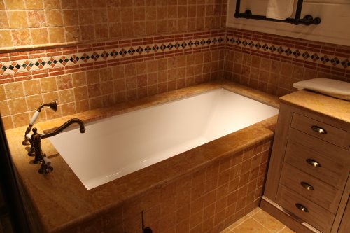 Топ на ванну из итальянского мрамора Джиале Реале Росато антик
