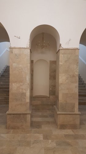 Колонны, пол, и лестницы из мрамора Крем Блю